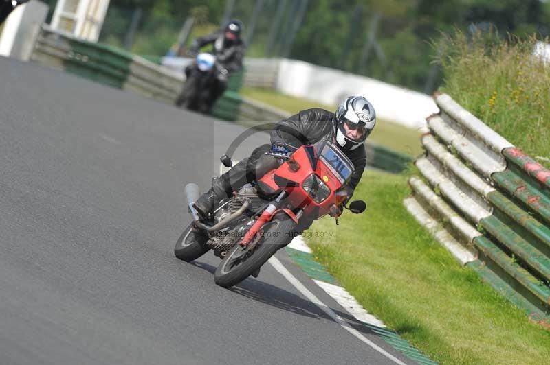 Mallory park Leicestershire;Mallory park photographs;Motorcycle action photographs;classic bikes;event digital images;eventdigitalimages;mallory park;no limits trackday;peter wileman photography;vintage bikes;vintage motorcycles;vmcc festival 1000 bikes