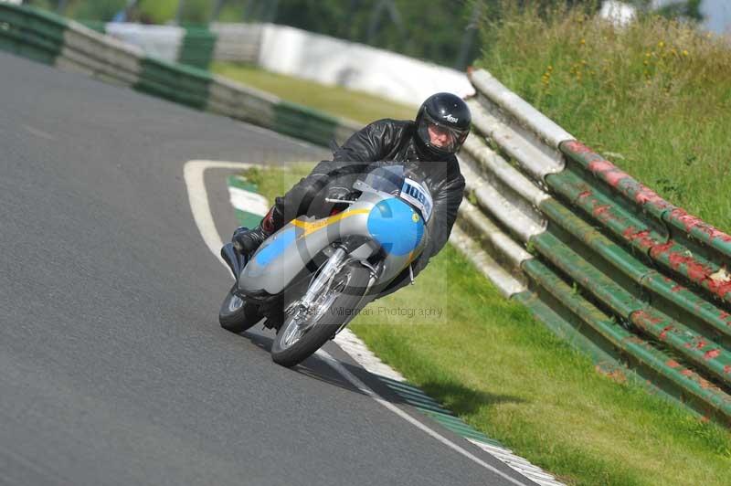 Mallory park Leicestershire;Mallory park photographs;Motorcycle action photographs;classic bikes;event digital images;eventdigitalimages;mallory park;no limits trackday;peter wileman photography;vintage bikes;vintage motorcycles;vmcc festival 1000 bikes