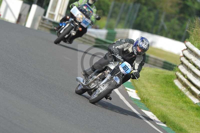 Mallory park Leicestershire;Mallory park photographs;Motorcycle action photographs;classic bikes;event digital images;eventdigitalimages;mallory park;no limits trackday;peter wileman photography;vintage bikes;vintage motorcycles;vmcc festival 1000 bikes