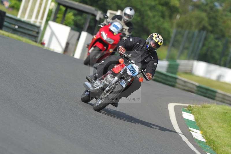 Mallory park Leicestershire;Mallory park photographs;Motorcycle action photographs;classic bikes;event digital images;eventdigitalimages;mallory park;no limits trackday;peter wileman photography;vintage bikes;vintage motorcycles;vmcc festival 1000 bikes