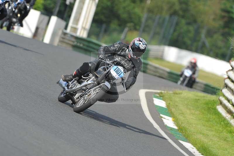 Mallory park Leicestershire;Mallory park photographs;Motorcycle action photographs;classic bikes;event digital images;eventdigitalimages;mallory park;no limits trackday;peter wileman photography;vintage bikes;vintage motorcycles;vmcc festival 1000 bikes