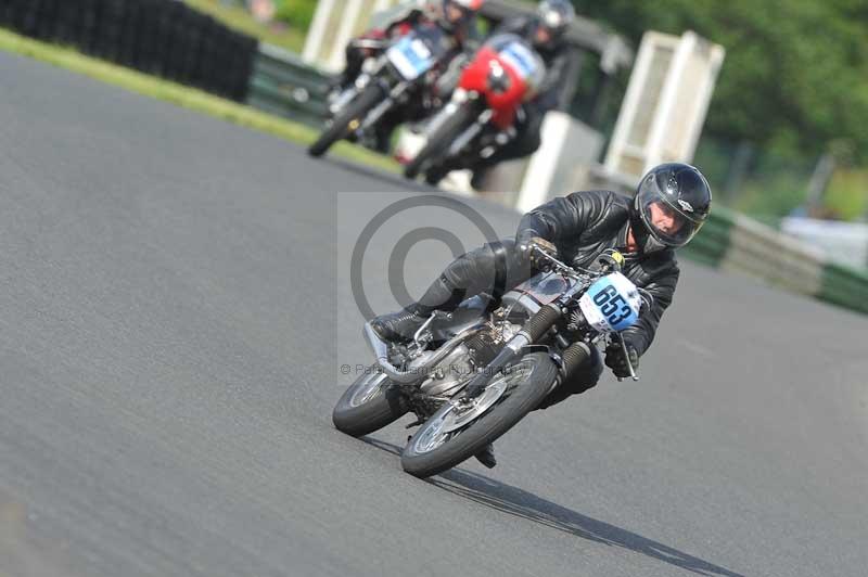 Mallory park Leicestershire;Mallory park photographs;Motorcycle action photographs;classic bikes;event digital images;eventdigitalimages;mallory park;no limits trackday;peter wileman photography;vintage bikes;vintage motorcycles;vmcc festival 1000 bikes