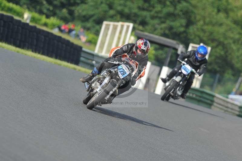 Mallory park Leicestershire;Mallory park photographs;Motorcycle action photographs;classic bikes;event digital images;eventdigitalimages;mallory park;no limits trackday;peter wileman photography;vintage bikes;vintage motorcycles;vmcc festival 1000 bikes