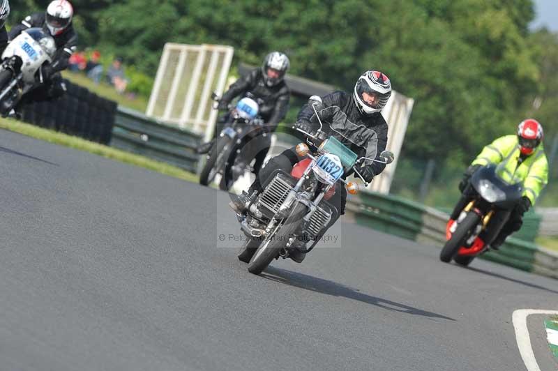 Mallory park Leicestershire;Mallory park photographs;Motorcycle action photographs;classic bikes;event digital images;eventdigitalimages;mallory park;no limits trackday;peter wileman photography;vintage bikes;vintage motorcycles;vmcc festival 1000 bikes