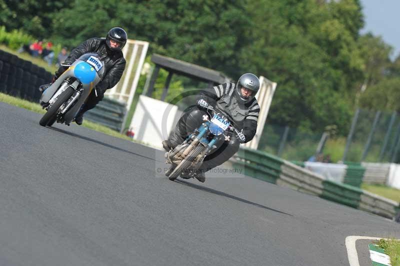 Mallory park Leicestershire;Mallory park photographs;Motorcycle action photographs;classic bikes;event digital images;eventdigitalimages;mallory park;no limits trackday;peter wileman photography;vintage bikes;vintage motorcycles;vmcc festival 1000 bikes