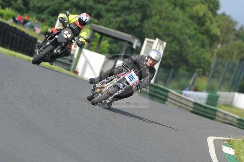 Mallory park Leicestershire;Mallory park photographs;Motorcycle action photographs;classic bikes;event digital images;eventdigitalimages;mallory park;no limits trackday;peter wileman photography;vintage bikes;vintage motorcycles;vmcc festival 1000 bikes