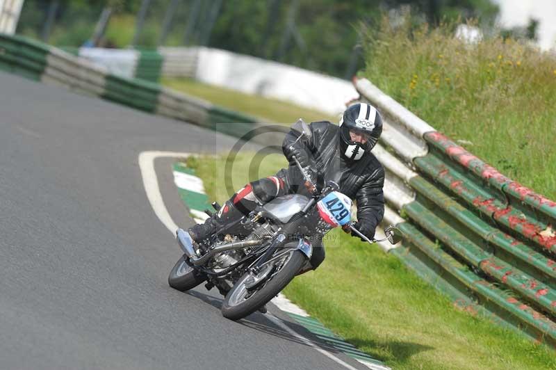 Mallory park Leicestershire;Mallory park photographs;Motorcycle action photographs;classic bikes;event digital images;eventdigitalimages;mallory park;no limits trackday;peter wileman photography;vintage bikes;vintage motorcycles;vmcc festival 1000 bikes