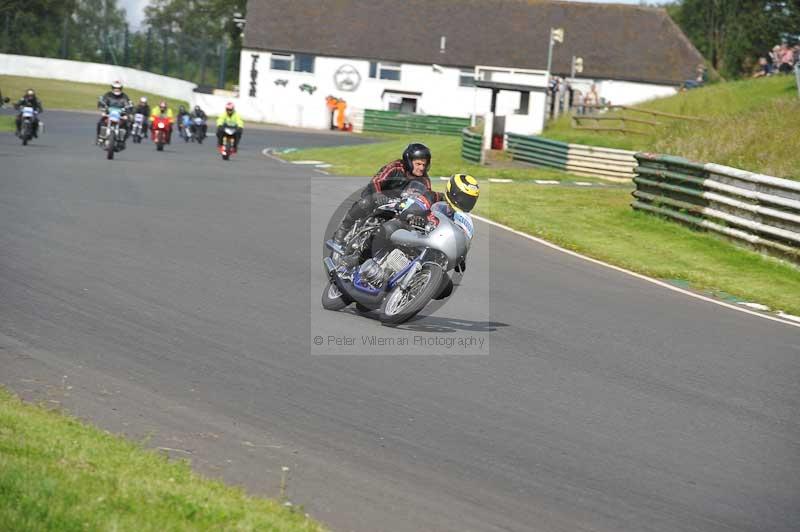 Mallory park Leicestershire;Mallory park photographs;Motorcycle action photographs;classic bikes;event digital images;eventdigitalimages;mallory park;no limits trackday;peter wileman photography;vintage bikes;vintage motorcycles;vmcc festival 1000 bikes