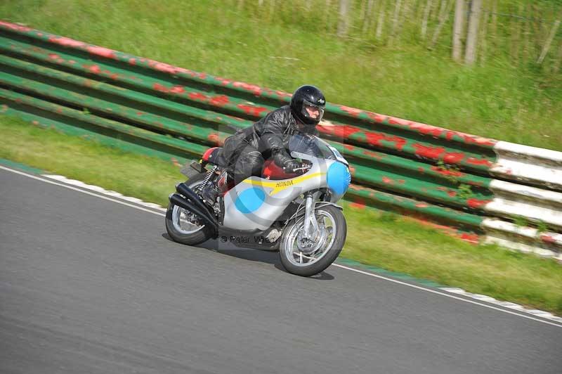 Mallory park Leicestershire;Mallory park photographs;Motorcycle action photographs;classic bikes;event digital images;eventdigitalimages;mallory park;no limits trackday;peter wileman photography;vintage bikes;vintage motorcycles;vmcc festival 1000 bikes