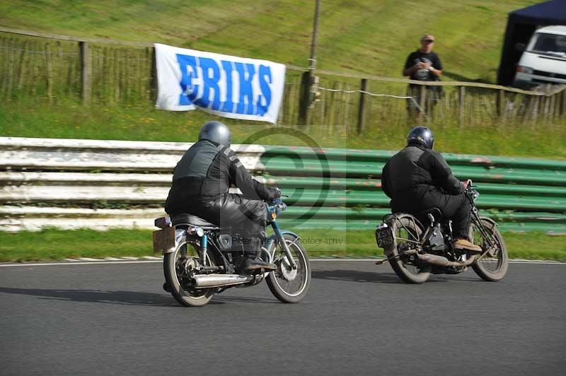 Mallory park Leicestershire;Mallory park photographs;Motorcycle action photographs;classic bikes;event digital images;eventdigitalimages;mallory park;no limits trackday;peter wileman photography;vintage bikes;vintage motorcycles;vmcc festival 1000 bikes