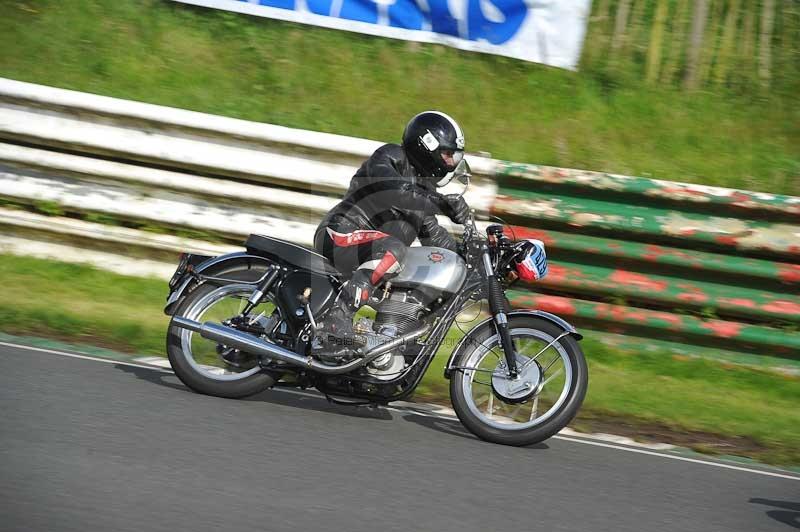 Mallory park Leicestershire;Mallory park photographs;Motorcycle action photographs;classic bikes;event digital images;eventdigitalimages;mallory park;no limits trackday;peter wileman photography;vintage bikes;vintage motorcycles;vmcc festival 1000 bikes