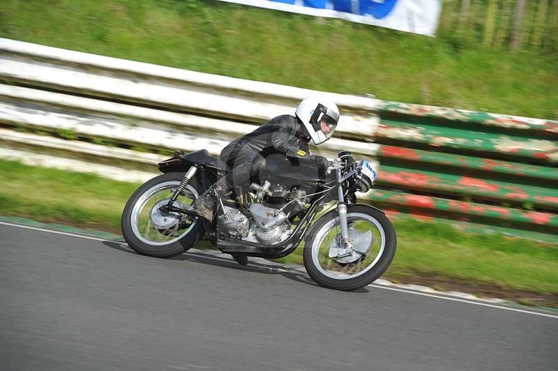 Mallory park Leicestershire;Mallory park photographs;Motorcycle action photographs;classic bikes;event digital images;eventdigitalimages;mallory park;no limits trackday;peter wileman photography;vintage bikes;vintage motorcycles;vmcc festival 1000 bikes