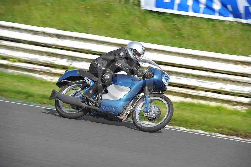 Mallory park Leicestershire;Mallory park photographs;Motorcycle action photographs;classic bikes;event digital images;eventdigitalimages;mallory park;no limits trackday;peter wileman photography;vintage bikes;vintage motorcycles;vmcc festival 1000 bikes