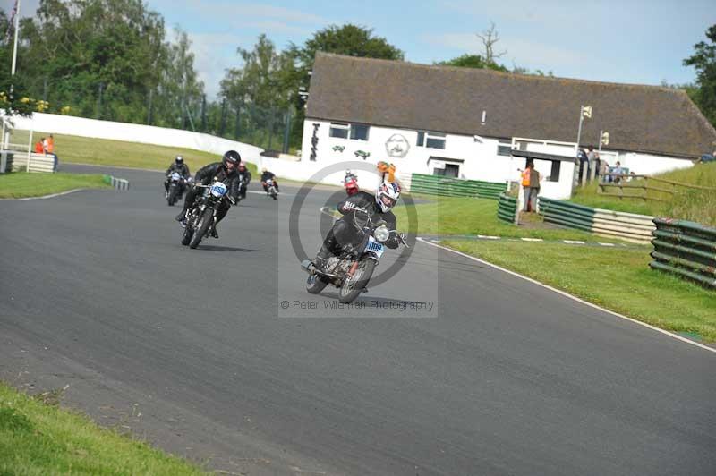 Mallory park Leicestershire;Mallory park photographs;Motorcycle action photographs;classic bikes;event digital images;eventdigitalimages;mallory park;no limits trackday;peter wileman photography;vintage bikes;vintage motorcycles;vmcc festival 1000 bikes