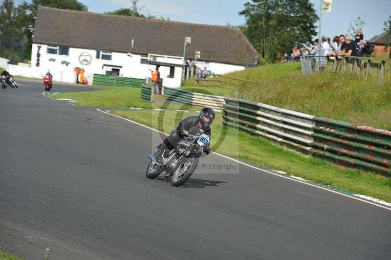 Mallory park Leicestershire;Mallory park photographs;Motorcycle action photographs;classic bikes;event digital images;eventdigitalimages;mallory park;no limits trackday;peter wileman photography;vintage bikes;vintage motorcycles;vmcc festival 1000 bikes