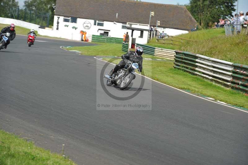 Mallory park Leicestershire;Mallory park photographs;Motorcycle action photographs;classic bikes;event digital images;eventdigitalimages;mallory park;no limits trackday;peter wileman photography;vintage bikes;vintage motorcycles;vmcc festival 1000 bikes