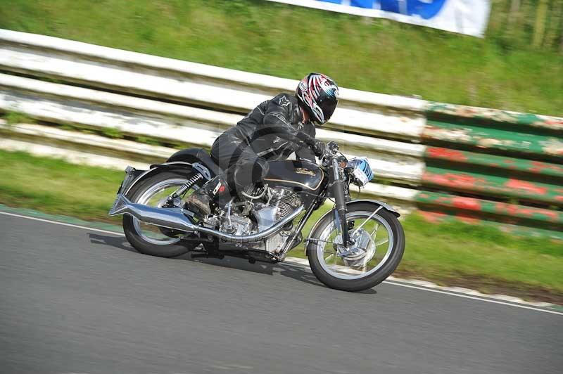 Mallory park Leicestershire;Mallory park photographs;Motorcycle action photographs;classic bikes;event digital images;eventdigitalimages;mallory park;no limits trackday;peter wileman photography;vintage bikes;vintage motorcycles;vmcc festival 1000 bikes