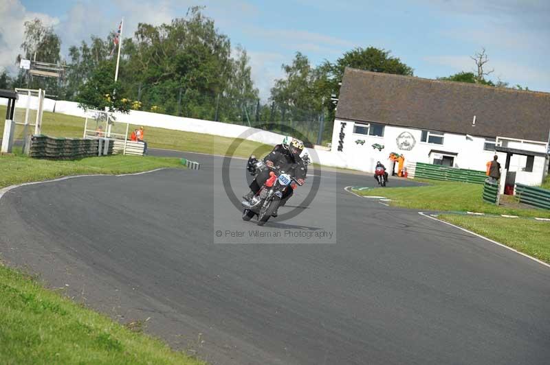Mallory park Leicestershire;Mallory park photographs;Motorcycle action photographs;classic bikes;event digital images;eventdigitalimages;mallory park;no limits trackday;peter wileman photography;vintage bikes;vintage motorcycles;vmcc festival 1000 bikes