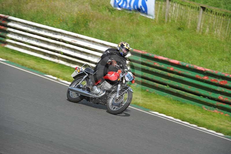 Mallory park Leicestershire;Mallory park photographs;Motorcycle action photographs;classic bikes;event digital images;eventdigitalimages;mallory park;no limits trackday;peter wileman photography;vintage bikes;vintage motorcycles;vmcc festival 1000 bikes