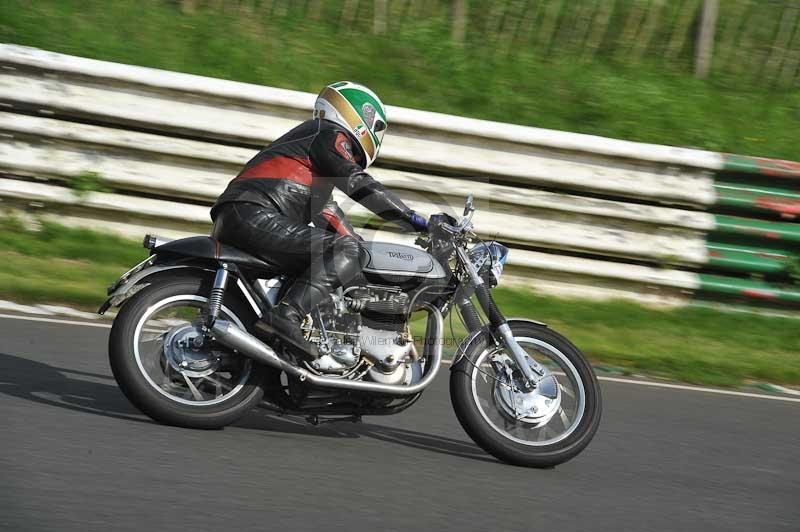 Mallory park Leicestershire;Mallory park photographs;Motorcycle action photographs;classic bikes;event digital images;eventdigitalimages;mallory park;no limits trackday;peter wileman photography;vintage bikes;vintage motorcycles;vmcc festival 1000 bikes