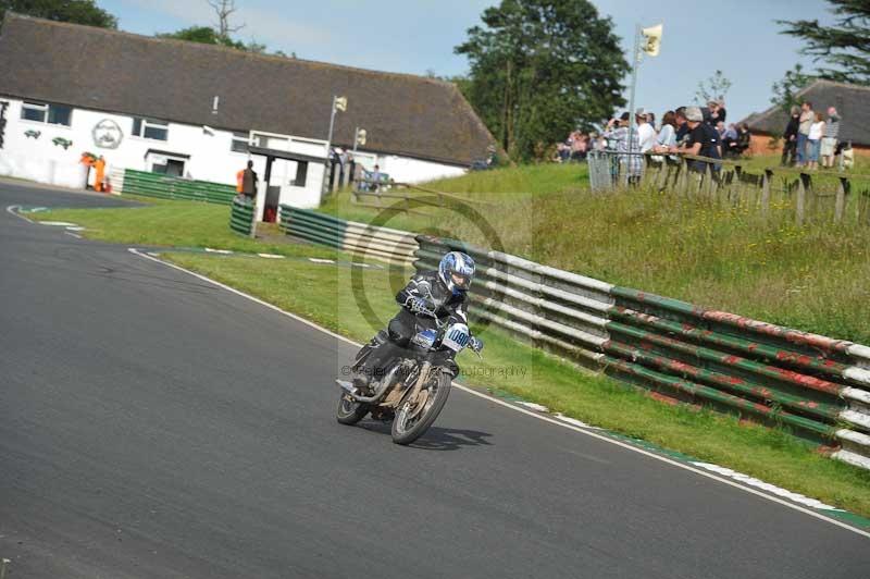 Mallory park Leicestershire;Mallory park photographs;Motorcycle action photographs;classic bikes;event digital images;eventdigitalimages;mallory park;no limits trackday;peter wileman photography;vintage bikes;vintage motorcycles;vmcc festival 1000 bikes