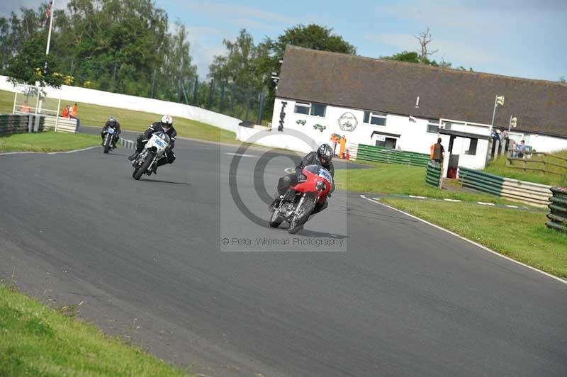 Mallory park Leicestershire;Mallory park photographs;Motorcycle action photographs;classic bikes;event digital images;eventdigitalimages;mallory park;no limits trackday;peter wileman photography;vintage bikes;vintage motorcycles;vmcc festival 1000 bikes