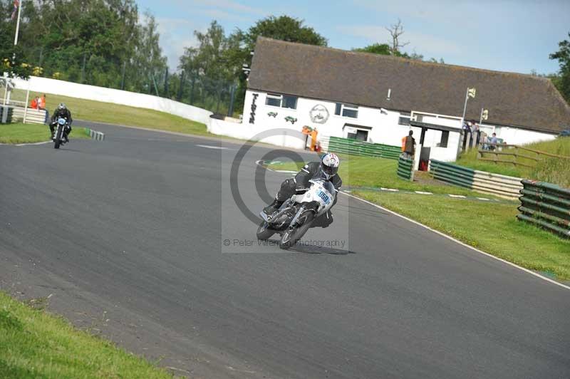 Mallory park Leicestershire;Mallory park photographs;Motorcycle action photographs;classic bikes;event digital images;eventdigitalimages;mallory park;no limits trackday;peter wileman photography;vintage bikes;vintage motorcycles;vmcc festival 1000 bikes