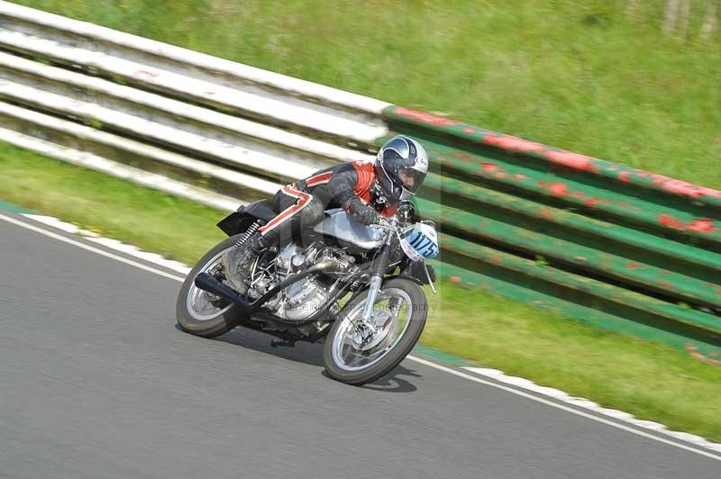 Mallory park Leicestershire;Mallory park photographs;Motorcycle action photographs;classic bikes;event digital images;eventdigitalimages;mallory park;no limits trackday;peter wileman photography;vintage bikes;vintage motorcycles;vmcc festival 1000 bikes