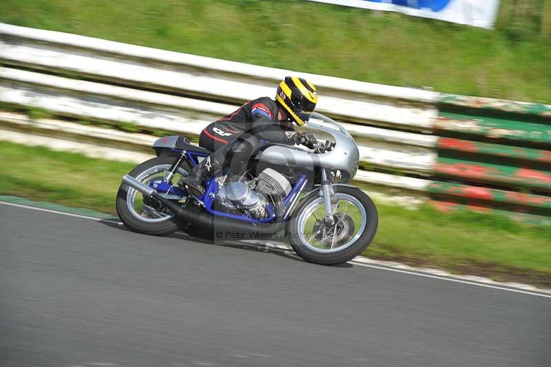Mallory park Leicestershire;Mallory park photographs;Motorcycle action photographs;classic bikes;event digital images;eventdigitalimages;mallory park;no limits trackday;peter wileman photography;vintage bikes;vintage motorcycles;vmcc festival 1000 bikes