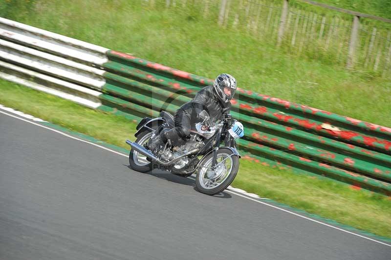 Mallory park Leicestershire;Mallory park photographs;Motorcycle action photographs;classic bikes;event digital images;eventdigitalimages;mallory park;no limits trackday;peter wileman photography;vintage bikes;vintage motorcycles;vmcc festival 1000 bikes