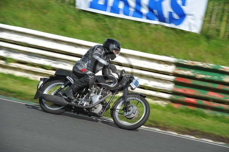 Mallory park Leicestershire;Mallory park photographs;Motorcycle action photographs;classic bikes;event digital images;eventdigitalimages;mallory park;no limits trackday;peter wileman photography;vintage bikes;vintage motorcycles;vmcc festival 1000 bikes