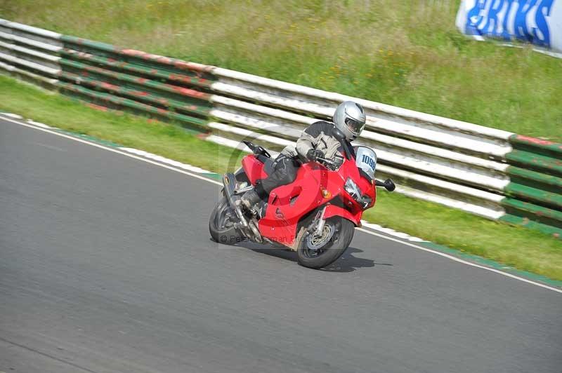 Mallory park Leicestershire;Mallory park photographs;Motorcycle action photographs;classic bikes;event digital images;eventdigitalimages;mallory park;no limits trackday;peter wileman photography;vintage bikes;vintage motorcycles;vmcc festival 1000 bikes