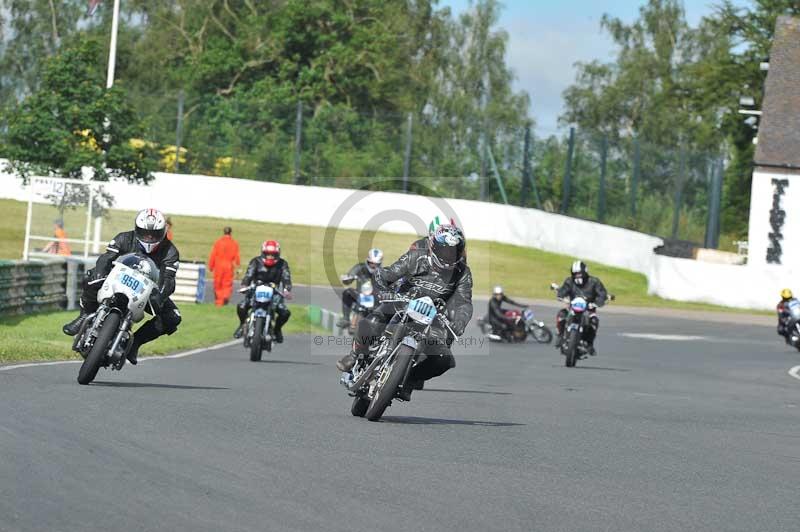 Mallory park Leicestershire;Mallory park photographs;Motorcycle action photographs;classic bikes;event digital images;eventdigitalimages;mallory park;no limits trackday;peter wileman photography;vintage bikes;vintage motorcycles;vmcc festival 1000 bikes