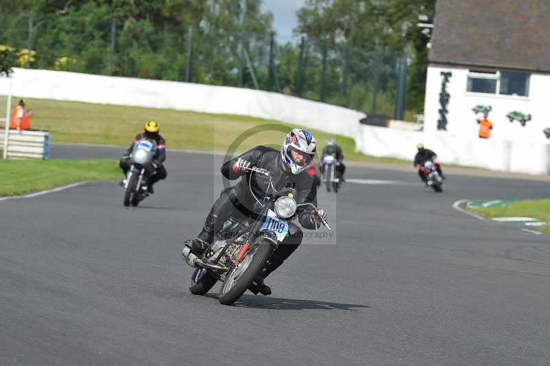 Mallory park Leicestershire;Mallory park photographs;Motorcycle action photographs;classic bikes;event digital images;eventdigitalimages;mallory park;no limits trackday;peter wileman photography;vintage bikes;vintage motorcycles;vmcc festival 1000 bikes