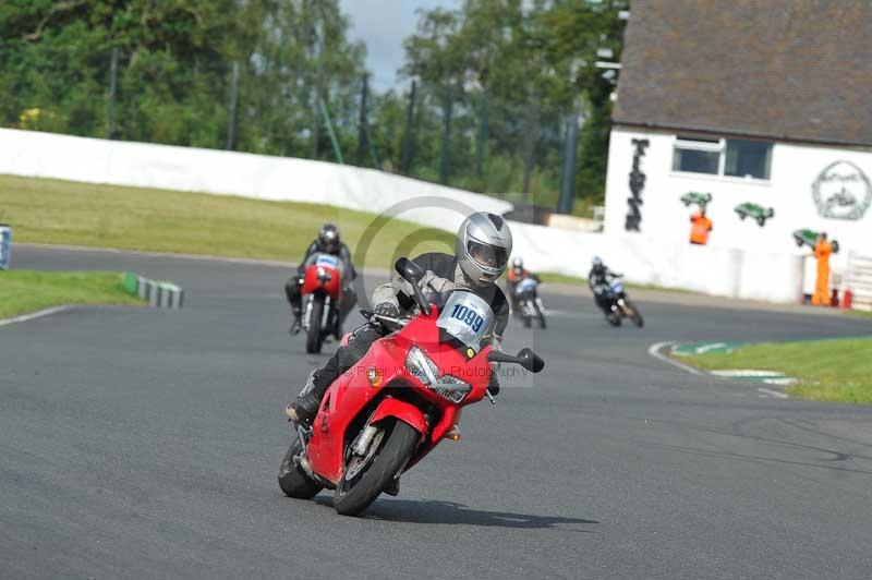 Mallory park Leicestershire;Mallory park photographs;Motorcycle action photographs;classic bikes;event digital images;eventdigitalimages;mallory park;no limits trackday;peter wileman photography;vintage bikes;vintage motorcycles;vmcc festival 1000 bikes