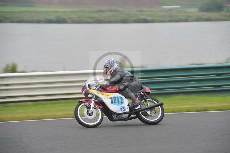 Mallory park Leicestershire;Mallory park photographs;Motorcycle action photographs;classic bikes;event digital images;eventdigitalimages;mallory park;no limits trackday;peter wileman photography;vintage bikes;vintage motorcycles;vmcc festival 1000 bikes