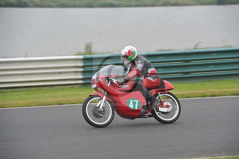 Mallory park Leicestershire;Mallory park photographs;Motorcycle action photographs;classic bikes;event digital images;eventdigitalimages;mallory park;no limits trackday;peter wileman photography;vintage bikes;vintage motorcycles;vmcc festival 1000 bikes