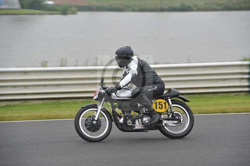 Mallory park Leicestershire;Mallory park photographs;Motorcycle action photographs;classic bikes;event digital images;eventdigitalimages;mallory park;no limits trackday;peter wileman photography;vintage bikes;vintage motorcycles;vmcc festival 1000 bikes