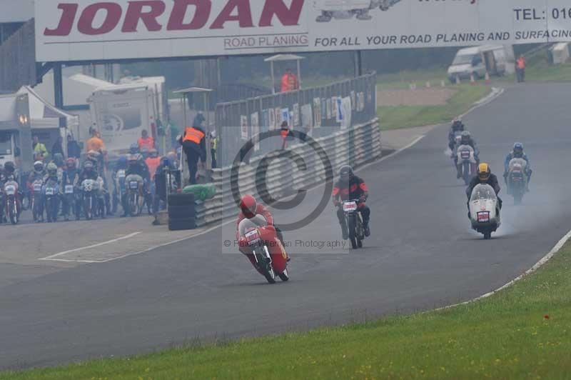 Mallory park Leicestershire;Mallory park photographs;Motorcycle action photographs;classic bikes;event digital images;eventdigitalimages;mallory park;no limits trackday;peter wileman photography;vintage bikes;vintage motorcycles;vmcc festival 1000 bikes
