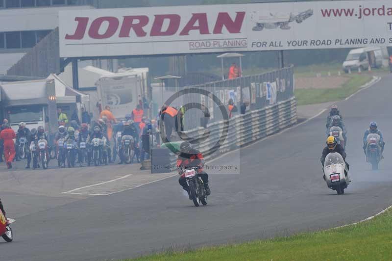 Mallory park Leicestershire;Mallory park photographs;Motorcycle action photographs;classic bikes;event digital images;eventdigitalimages;mallory park;no limits trackday;peter wileman photography;vintage bikes;vintage motorcycles;vmcc festival 1000 bikes