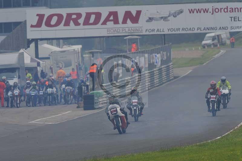 Mallory park Leicestershire;Mallory park photographs;Motorcycle action photographs;classic bikes;event digital images;eventdigitalimages;mallory park;no limits trackday;peter wileman photography;vintage bikes;vintage motorcycles;vmcc festival 1000 bikes