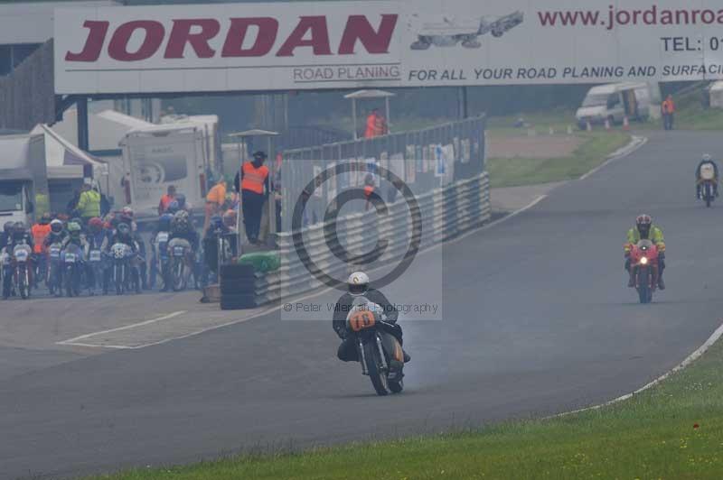 Mallory park Leicestershire;Mallory park photographs;Motorcycle action photographs;classic bikes;event digital images;eventdigitalimages;mallory park;no limits trackday;peter wileman photography;vintage bikes;vintage motorcycles;vmcc festival 1000 bikes