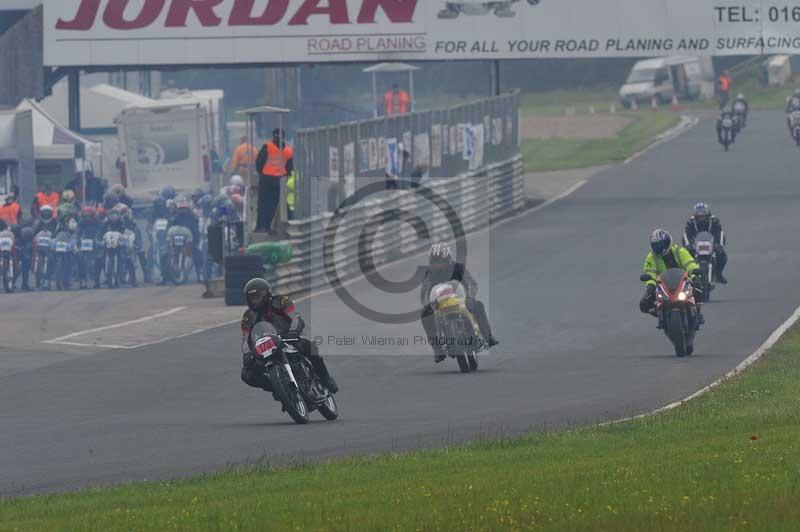 Mallory park Leicestershire;Mallory park photographs;Motorcycle action photographs;classic bikes;event digital images;eventdigitalimages;mallory park;no limits trackday;peter wileman photography;vintage bikes;vintage motorcycles;vmcc festival 1000 bikes