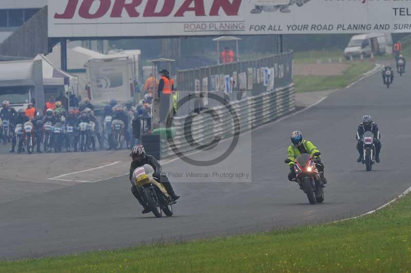 Mallory park Leicestershire;Mallory park photographs;Motorcycle action photographs;classic bikes;event digital images;eventdigitalimages;mallory park;no limits trackday;peter wileman photography;vintage bikes;vintage motorcycles;vmcc festival 1000 bikes