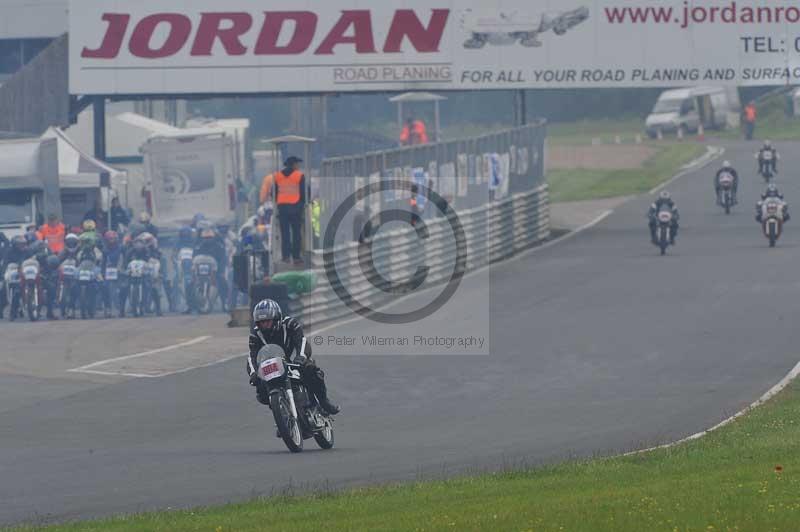 Mallory park Leicestershire;Mallory park photographs;Motorcycle action photographs;classic bikes;event digital images;eventdigitalimages;mallory park;no limits trackday;peter wileman photography;vintage bikes;vintage motorcycles;vmcc festival 1000 bikes