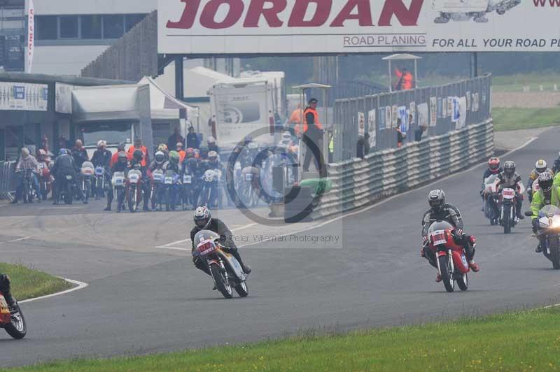 Mallory park Leicestershire;Mallory park photographs;Motorcycle action photographs;classic bikes;event digital images;eventdigitalimages;mallory park;no limits trackday;peter wileman photography;vintage bikes;vintage motorcycles;vmcc festival 1000 bikes