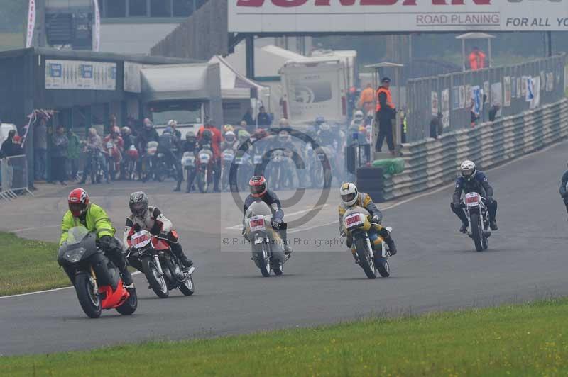 Mallory park Leicestershire;Mallory park photographs;Motorcycle action photographs;classic bikes;event digital images;eventdigitalimages;mallory park;no limits trackday;peter wileman photography;vintage bikes;vintage motorcycles;vmcc festival 1000 bikes