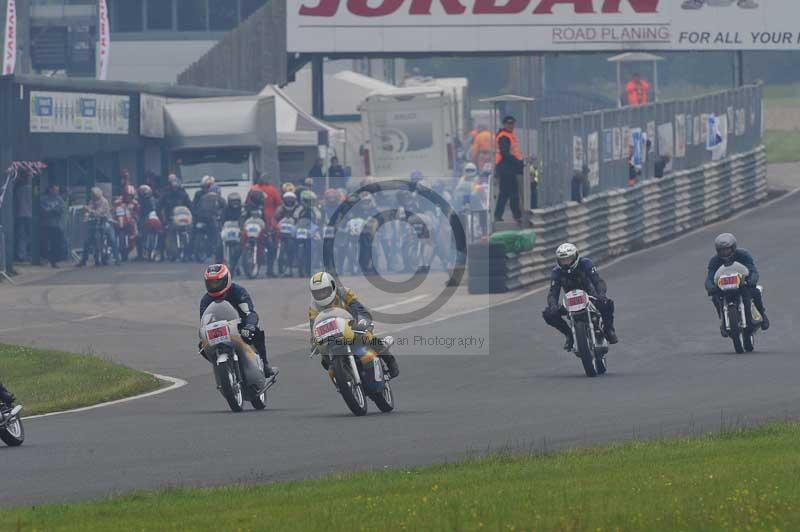 Mallory park Leicestershire;Mallory park photographs;Motorcycle action photographs;classic bikes;event digital images;eventdigitalimages;mallory park;no limits trackday;peter wileman photography;vintage bikes;vintage motorcycles;vmcc festival 1000 bikes