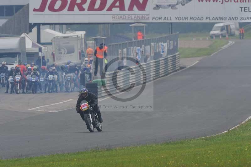 Mallory park Leicestershire;Mallory park photographs;Motorcycle action photographs;classic bikes;event digital images;eventdigitalimages;mallory park;no limits trackday;peter wileman photography;vintage bikes;vintage motorcycles;vmcc festival 1000 bikes