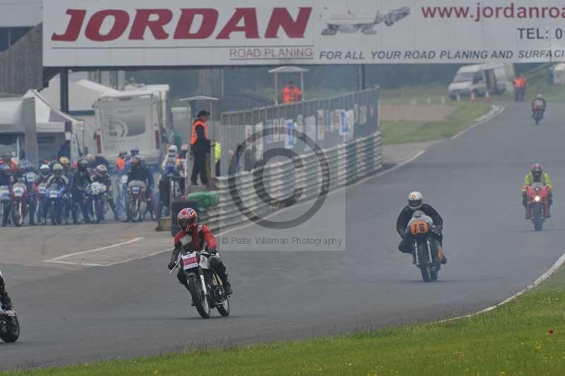 Mallory park Leicestershire;Mallory park photographs;Motorcycle action photographs;classic bikes;event digital images;eventdigitalimages;mallory park;no limits trackday;peter wileman photography;vintage bikes;vintage motorcycles;vmcc festival 1000 bikes